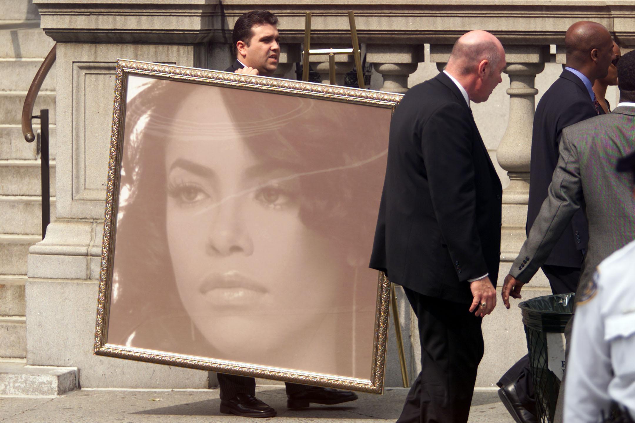 Portrait Aaliyah's funeral