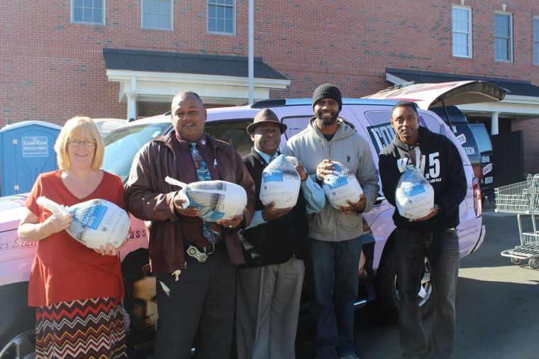 2015 Thanksgiving Turkey Giveaway [PHOTOS]