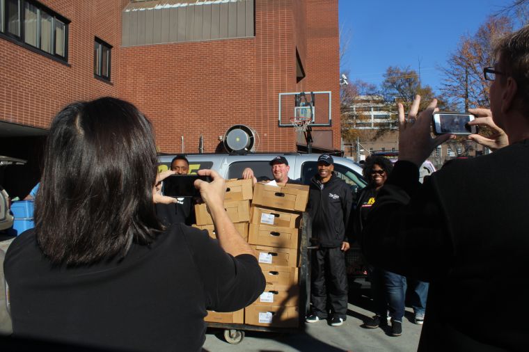 2015 Thanksgiving Turkey Giveaway [PHOTOS]