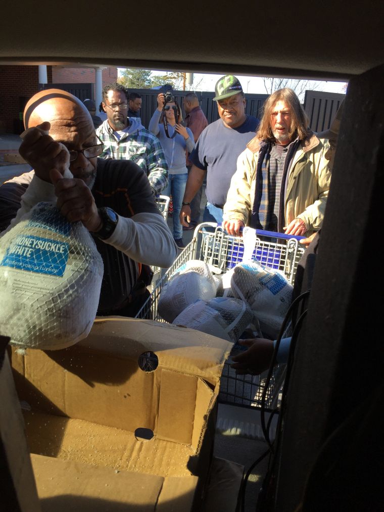 2015 Thanksgiving Turkey Giveaway [PHOTOS]