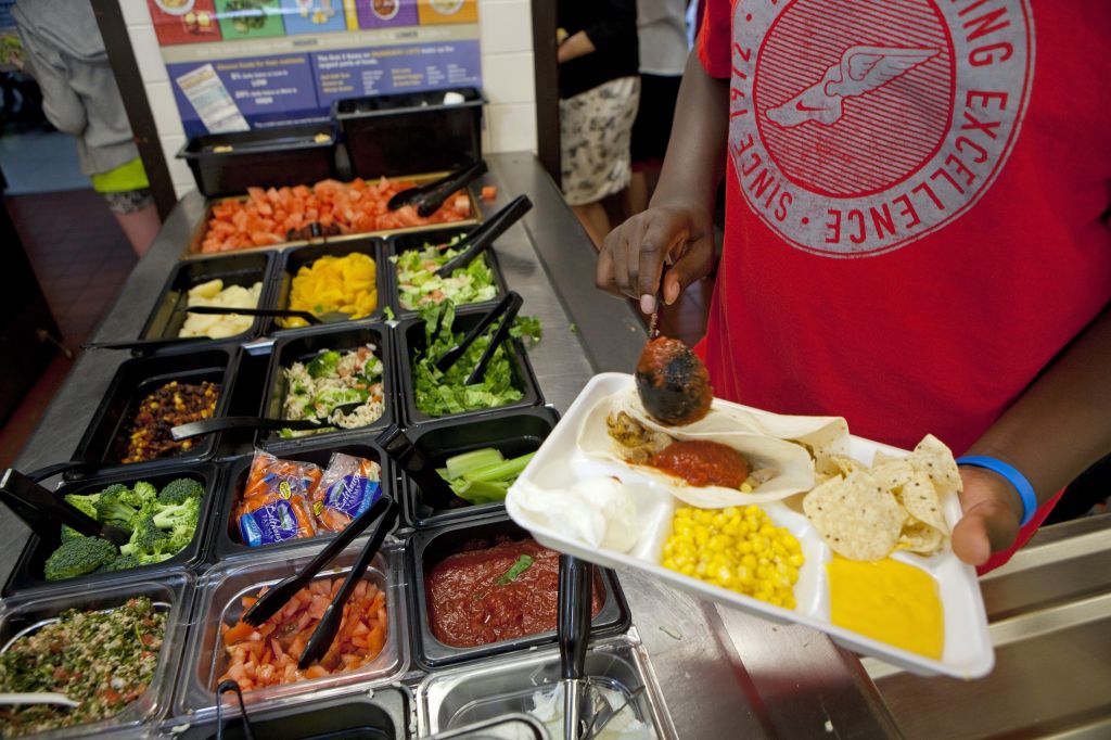 Middle school serves healthy school lunch