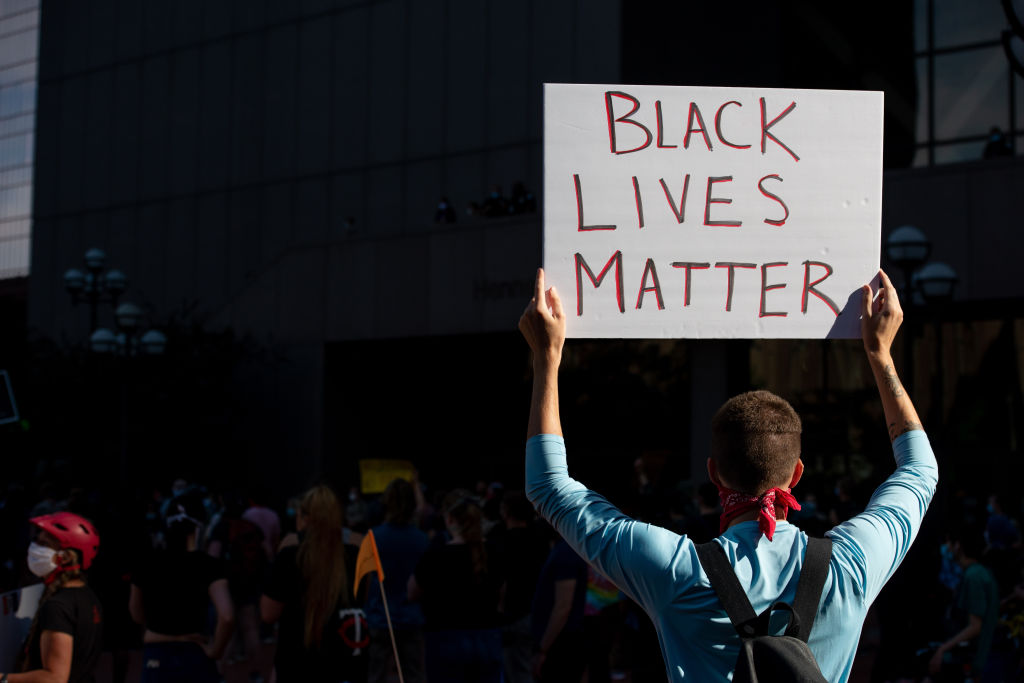 US: Protestors set fire to Minneapolis police precinct