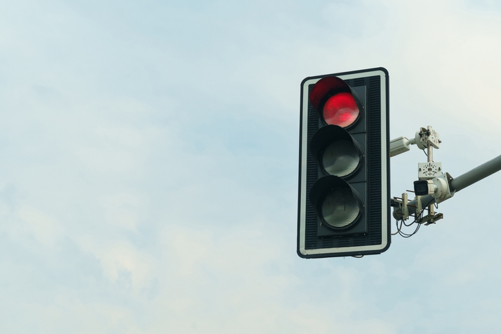 View of a traffic light and a traffic camera that captures the passage of a red traffic light.